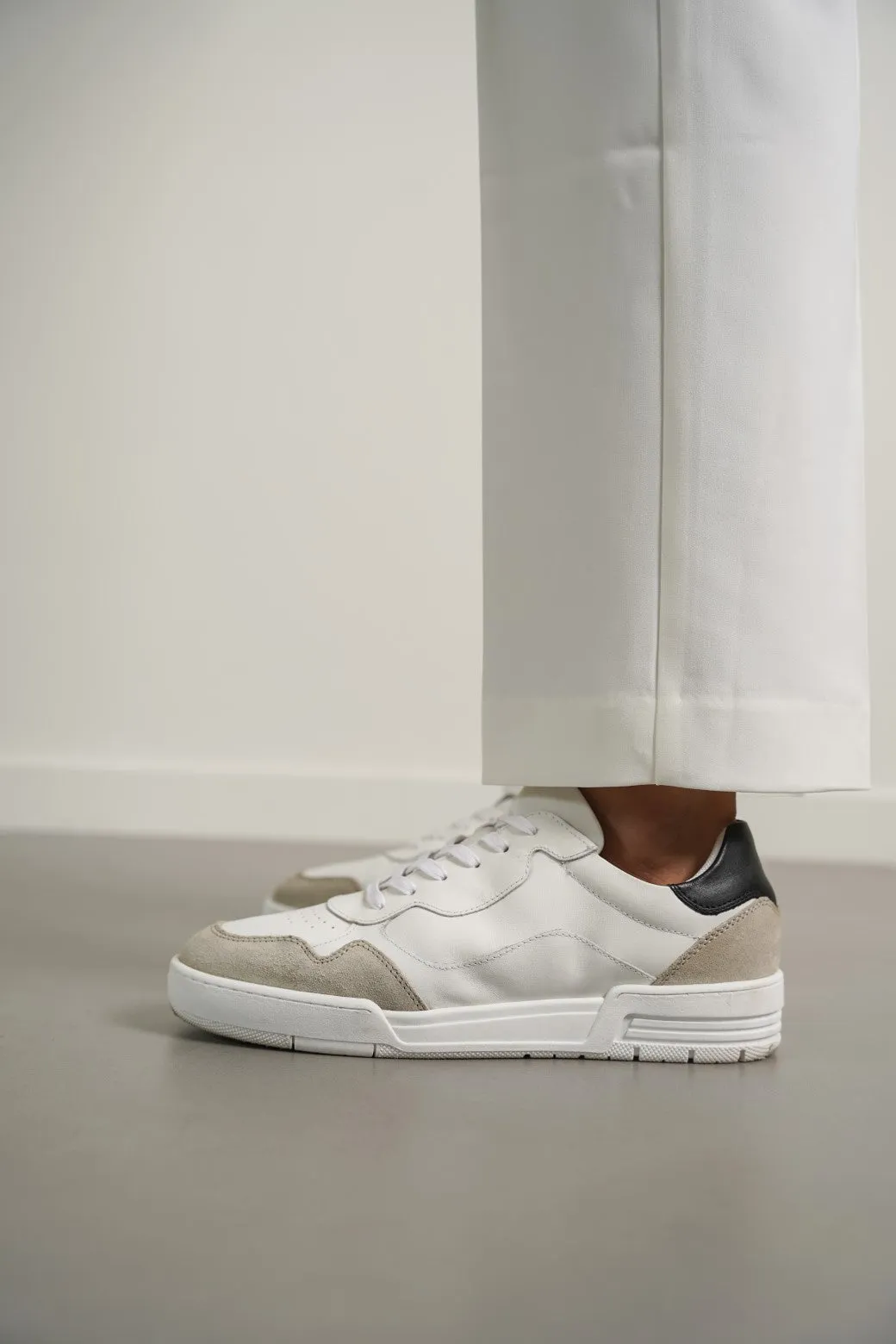 LACE-UP LEATHER SNEAKERS Universal Fit Design