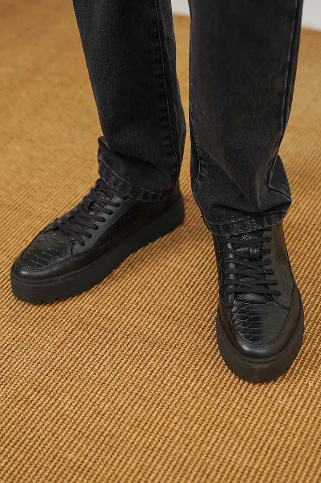 Short TEXTURED LEATHER SNEAKERS