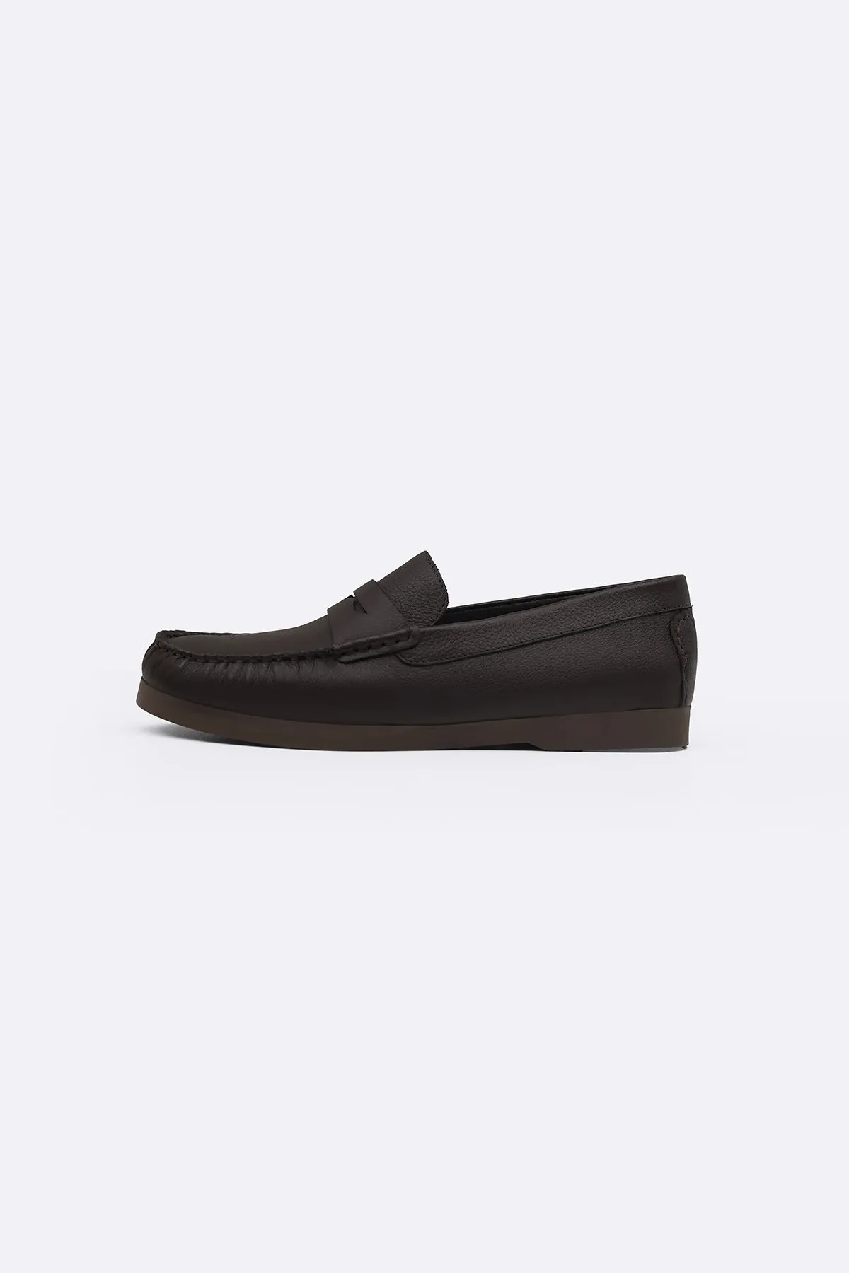 CLASSIC LEATHER LOAFERS Reinforced toe Tailored arch