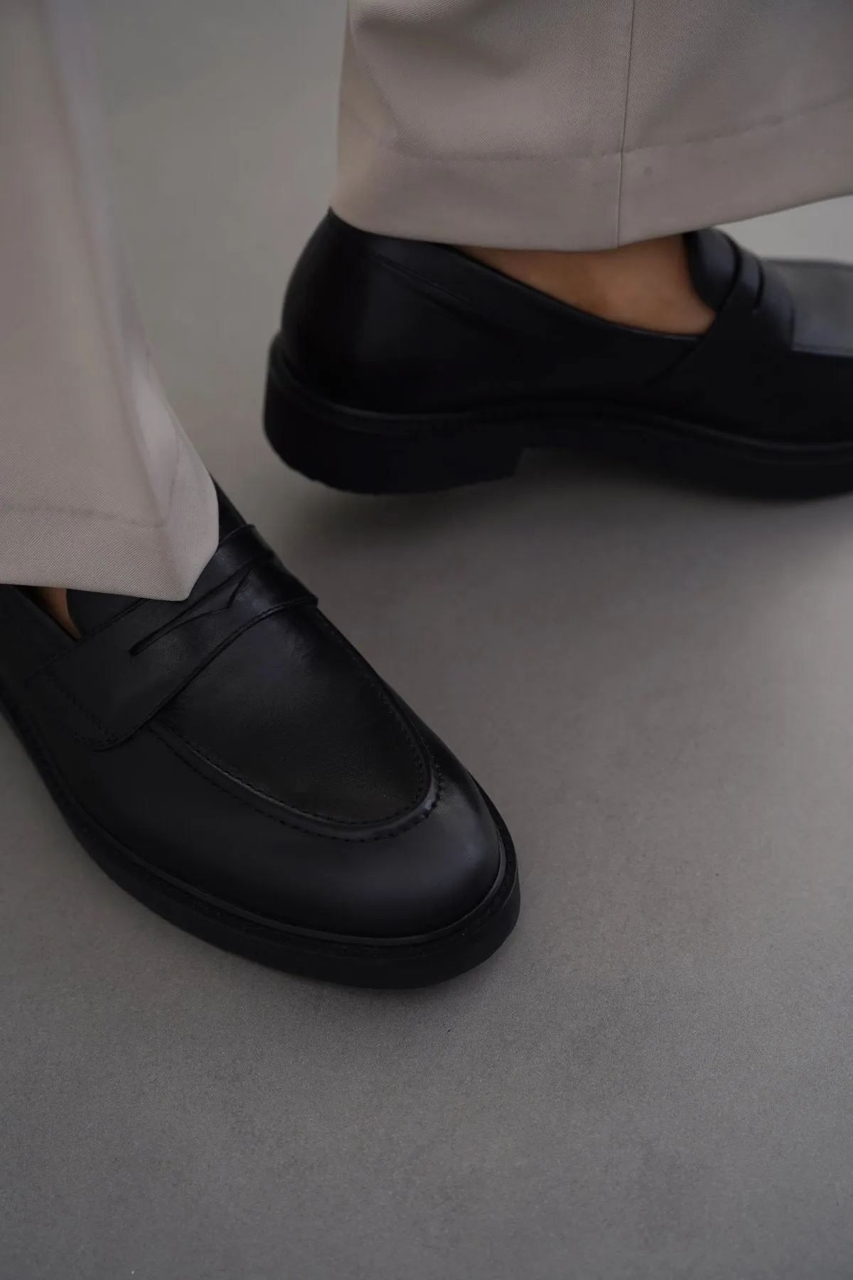 CLASSIC LEATHER LOAFERS Classy flair