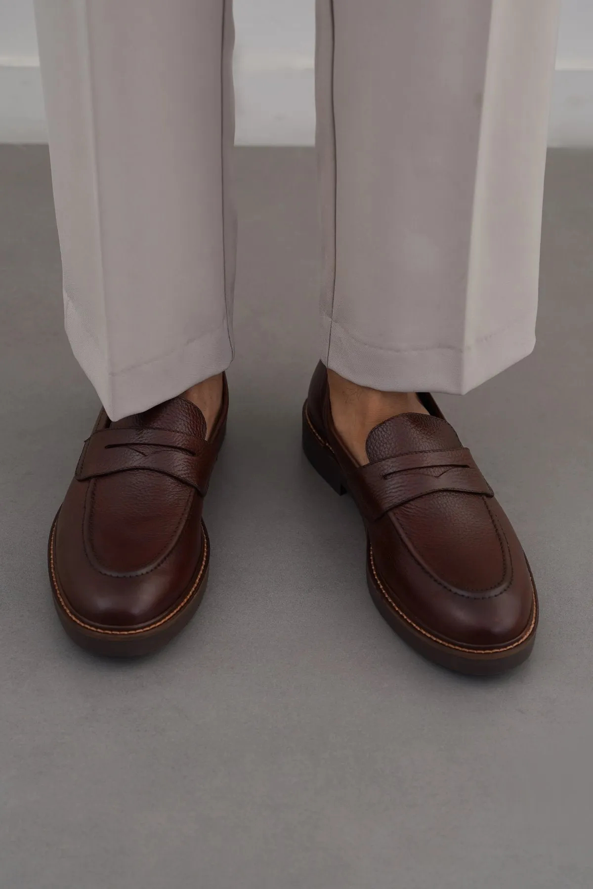 CLASSIC LEATHER LOAFERS Fashion-forward flair