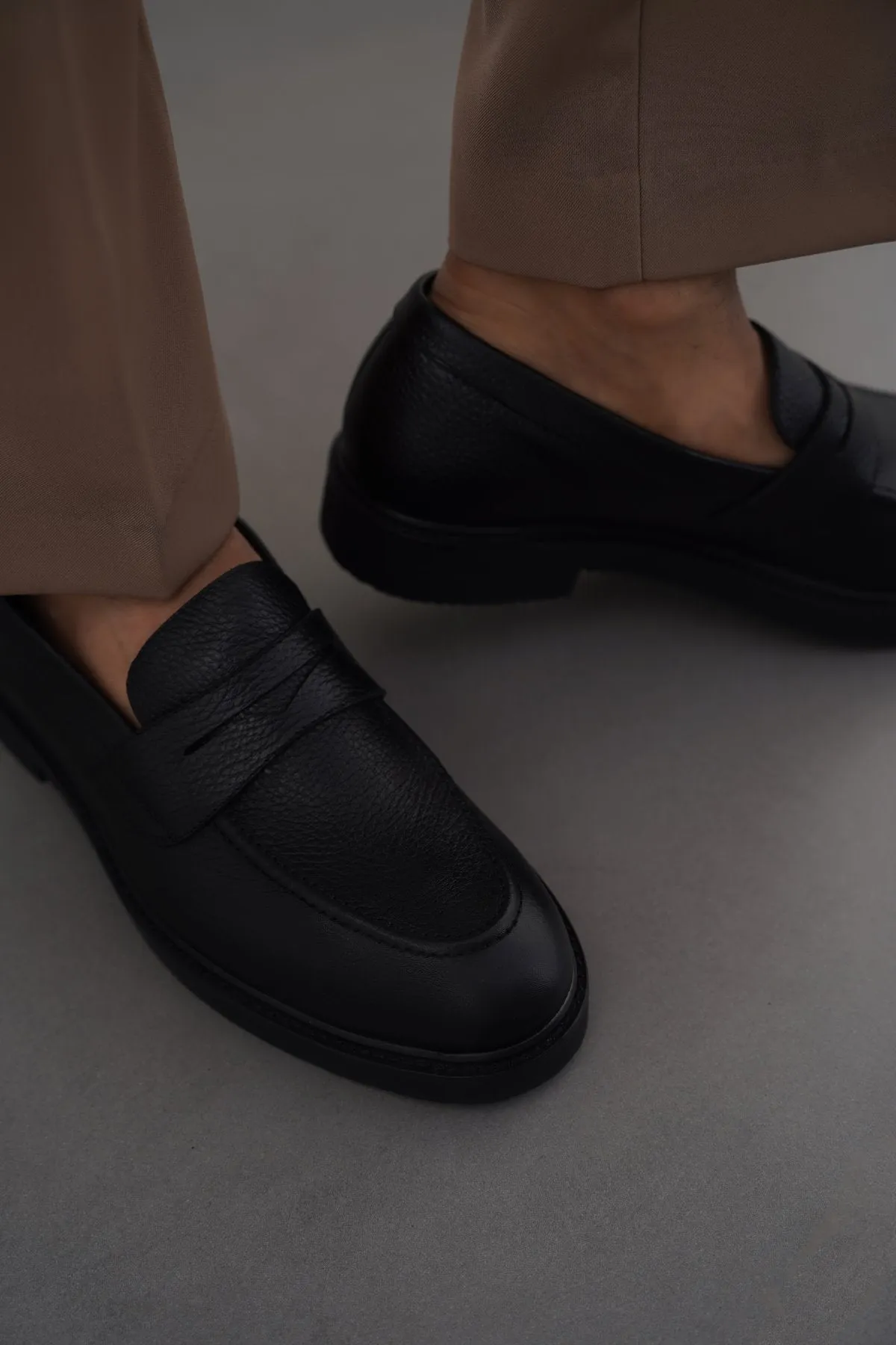 CLASSIC LEATHER LOAFERS sharpest sneaker