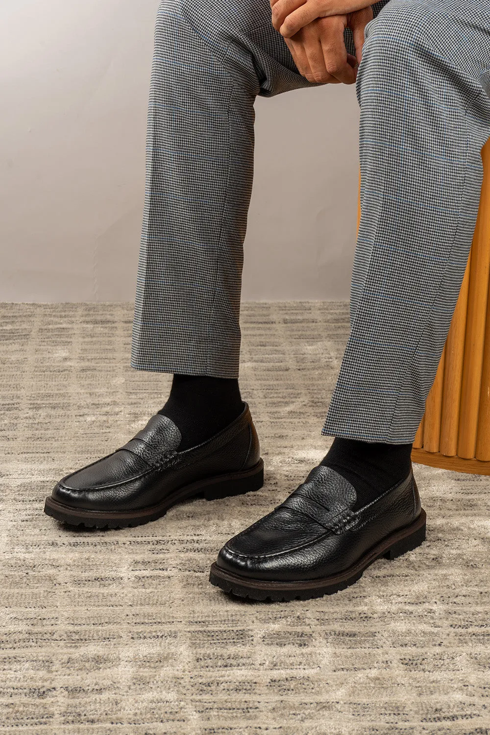 Breathable Interior Bright Hue Theo Black