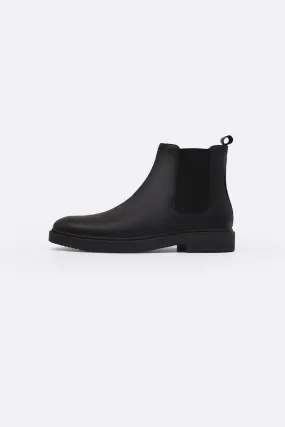 ESSENTIAL LEATHER CHELSEA BOOTS Skid Resistant Base
