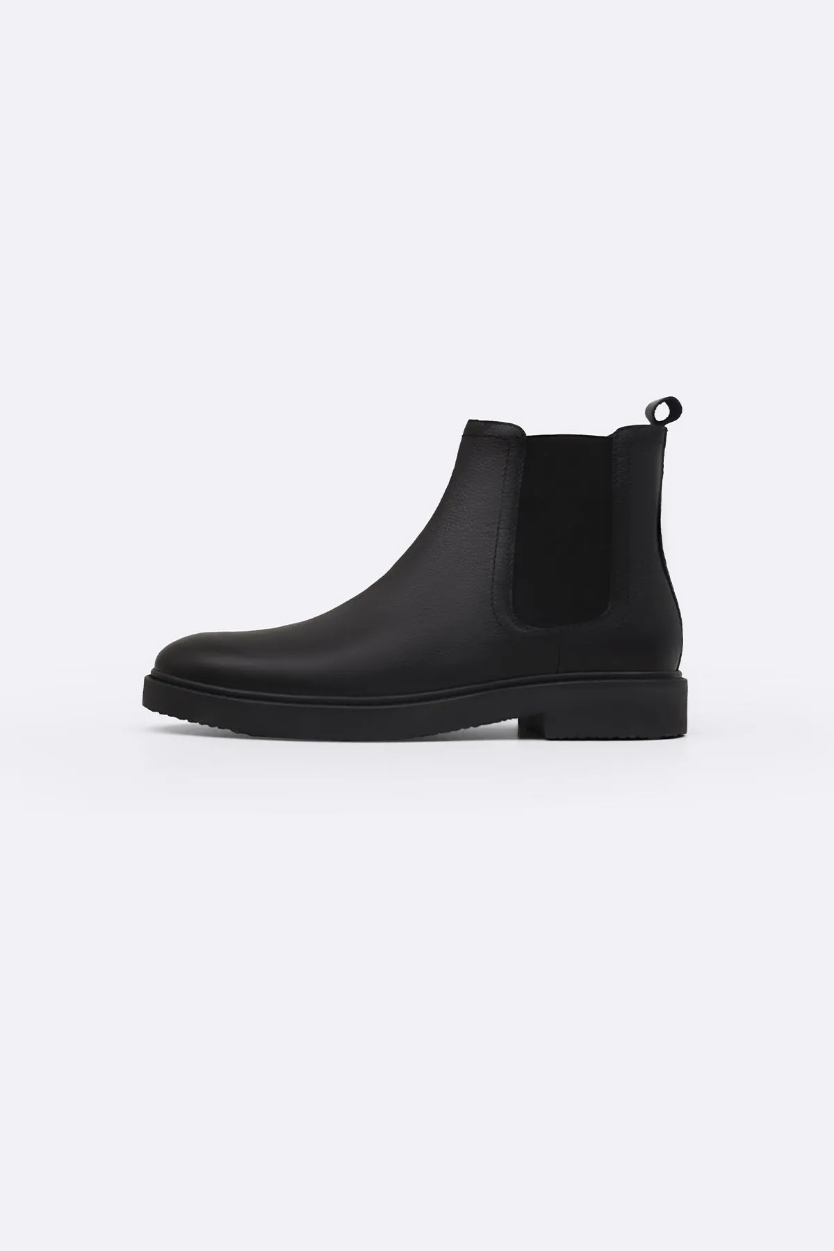 ESSENTIAL LEATHER CHELSEA BOOTS Skid Resistant Base