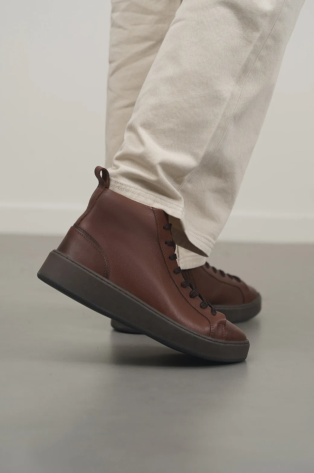 HIGH-TOP LEATHER SNEAKERS professionals' needs