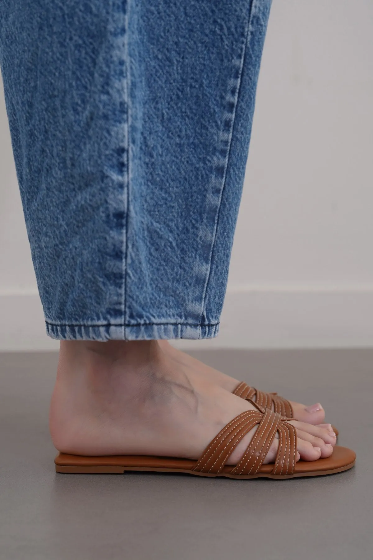 High Rebound Foam STRAPPY STITCH SLIDES