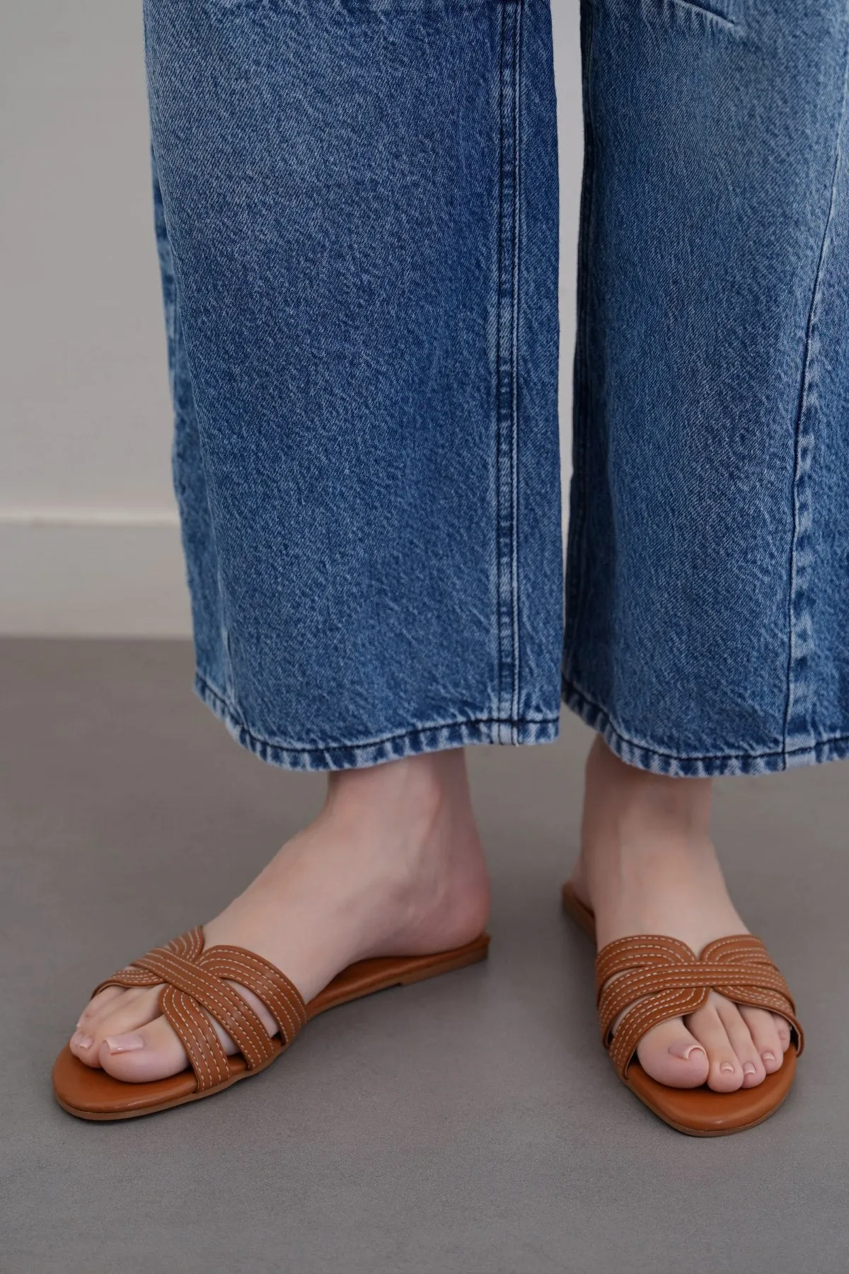 Hard Ultra-soft shock absorption STRAPPY STITCH SLIDES