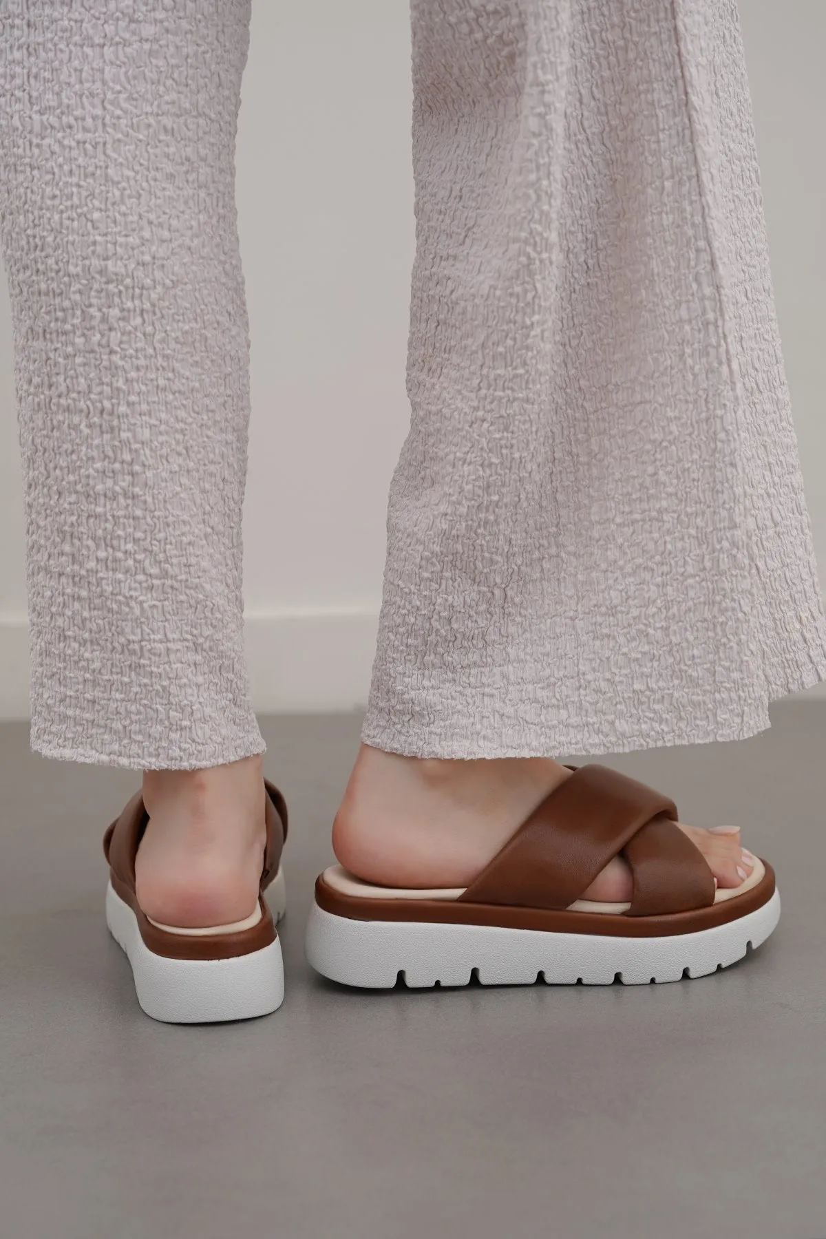 Secure look LEATHER MAMA CROSS SLIDES