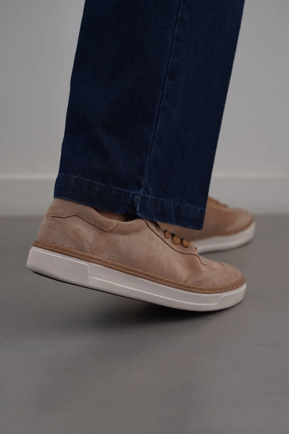 LACE-UP LEATHER SNEAKERS Temperature Controlling Insole Retro