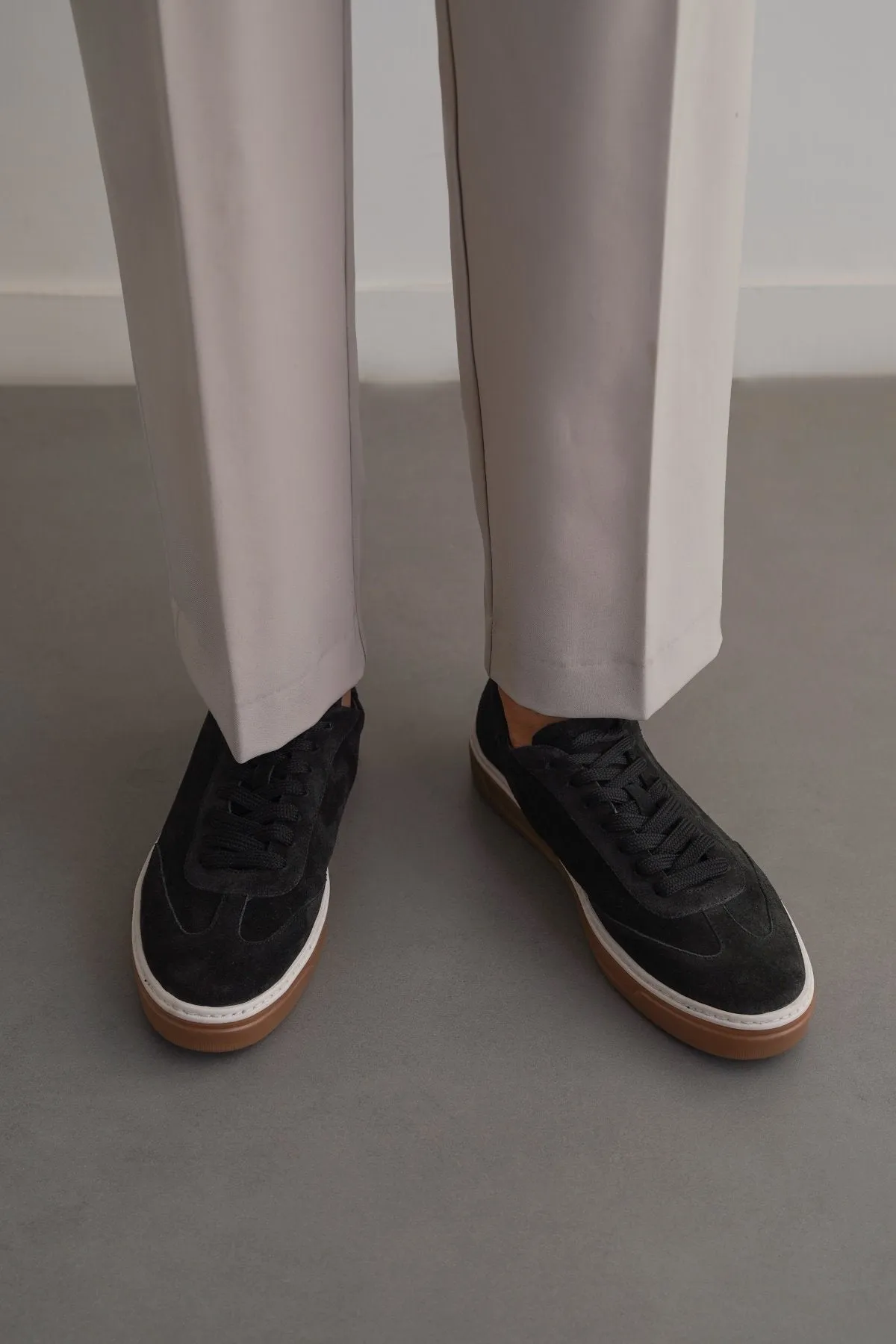 LACE-UP LEATHER SNEAKERS Friction reduction