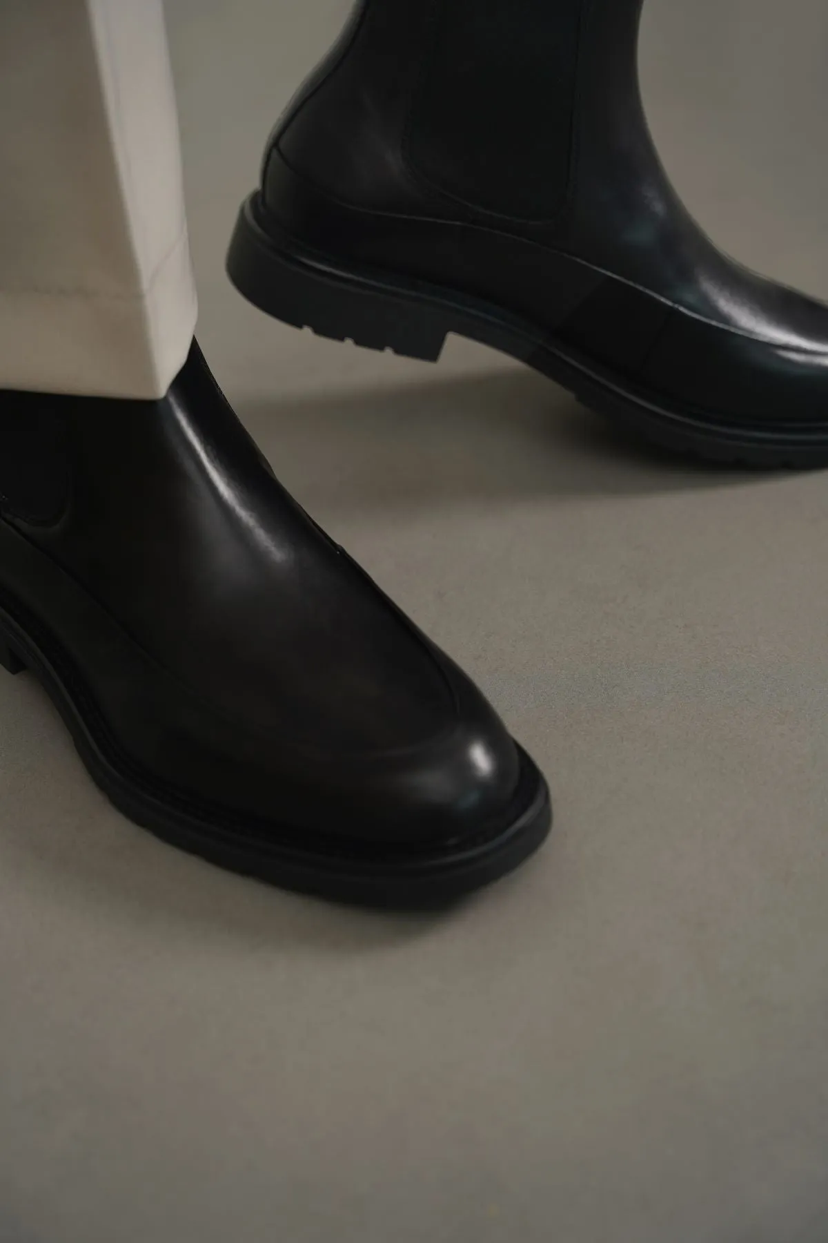 LEATHER CHELSEA BOOTS Ultra-soft fit balance improvement