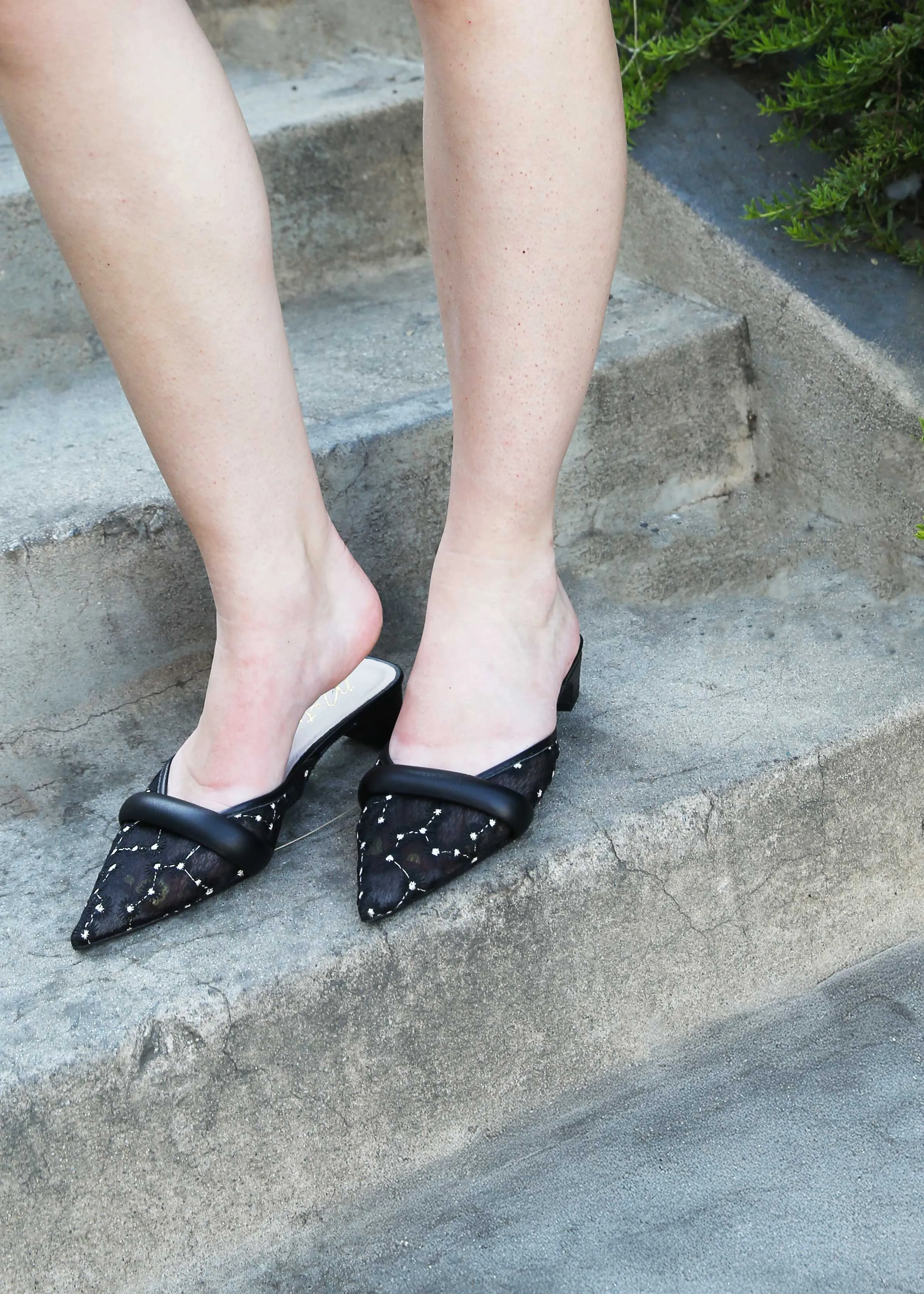 Sturdy materials Flexible Tread Pattern Kellan Heels - Black Floral