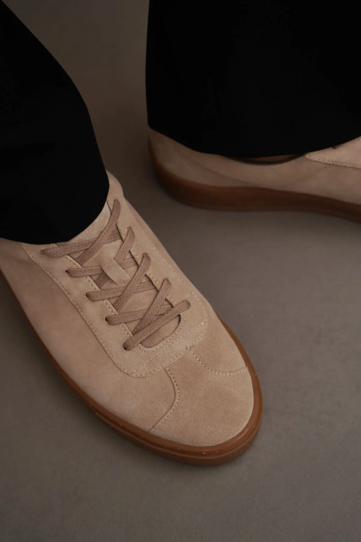 LOW-TOP LEATHER SNEAKERS Flexible Midsole Flat