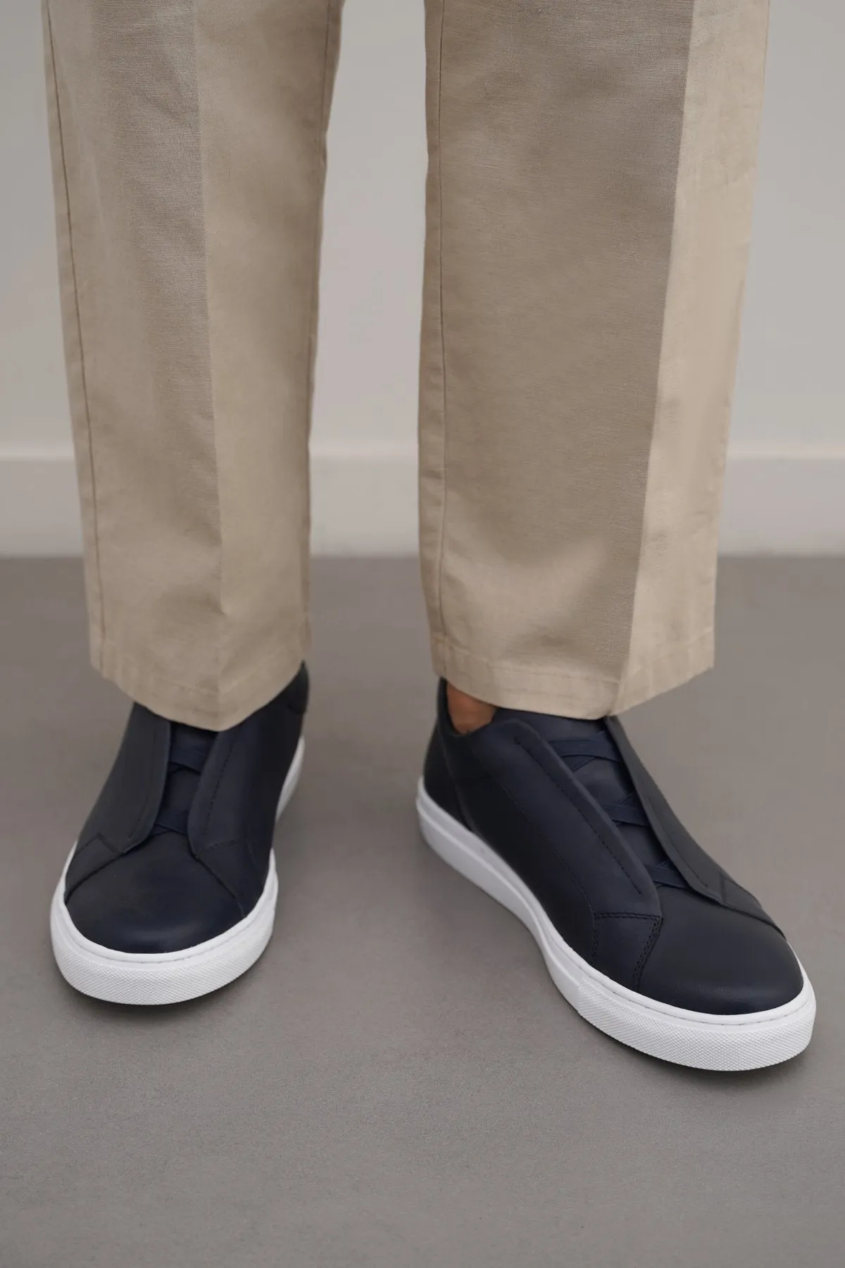 Superior shock absorption LOW TOP LEATHER SNEAKERS