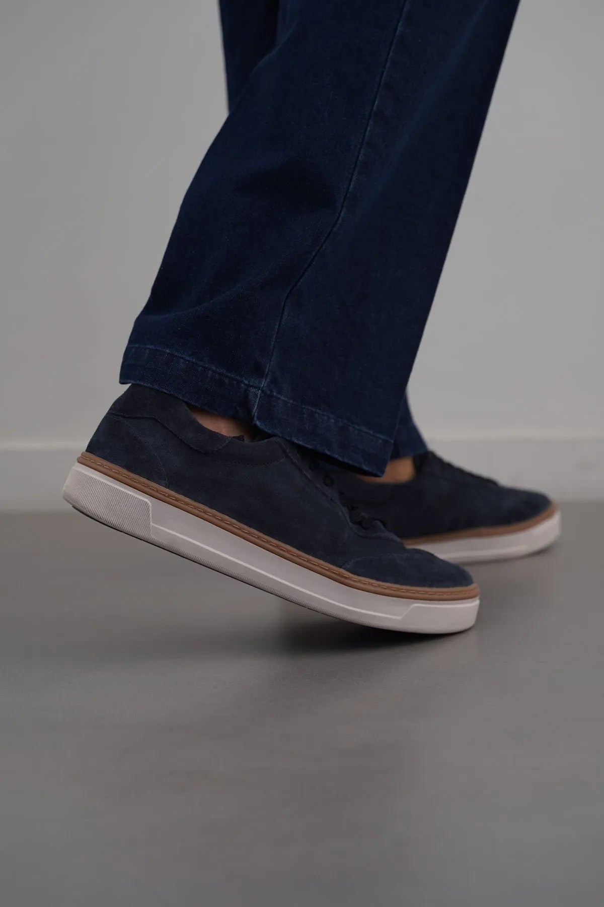 Ultra Responsive Cushioning LACE-UP LEATHER SNEAKERS