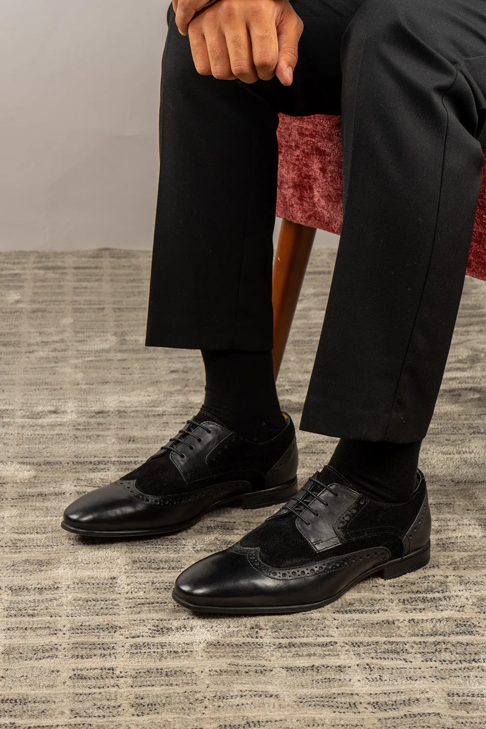 Contemporary Look elegant design Miles Black/Black