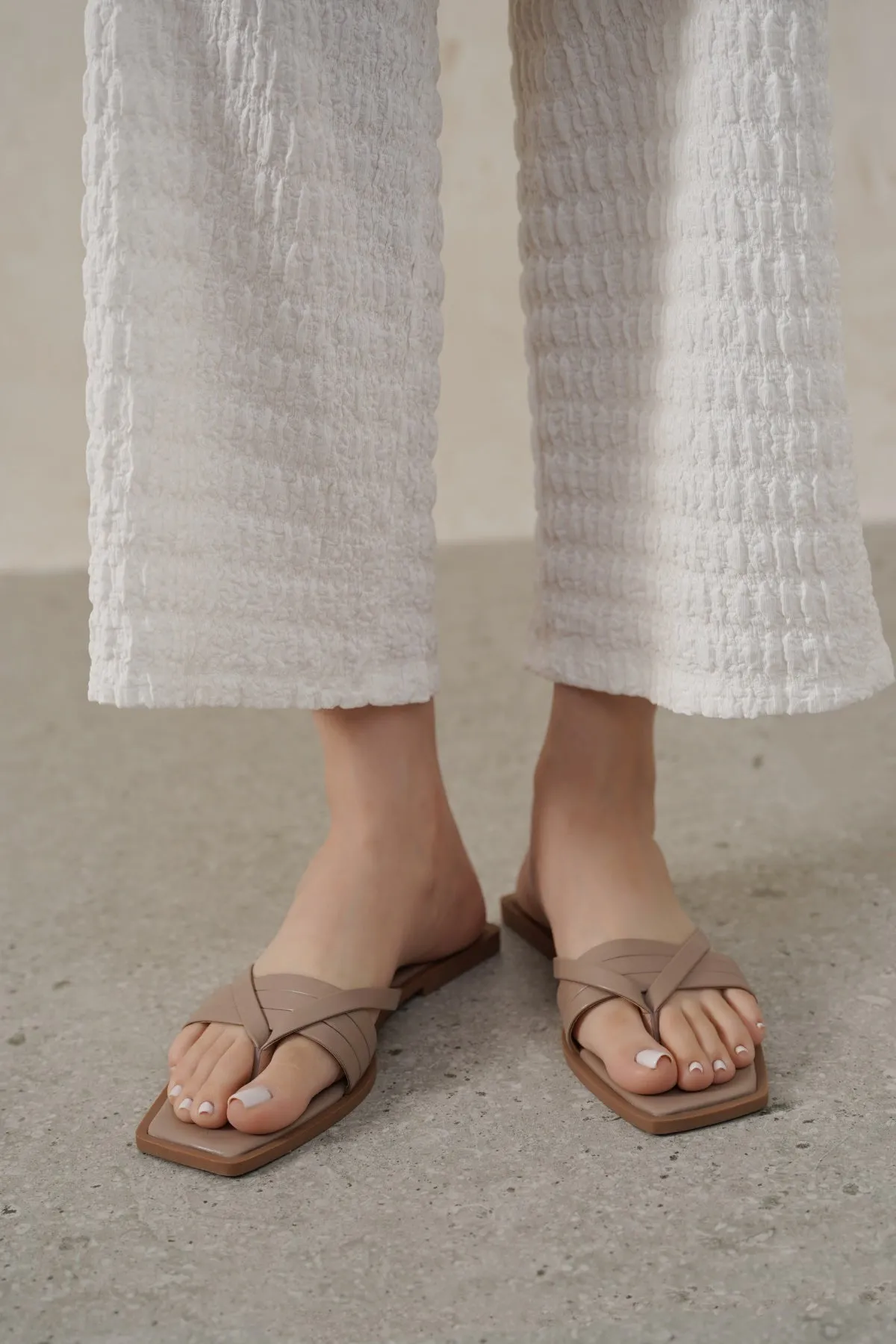 LUCCA STRAPPY SLIDES Shock absorption