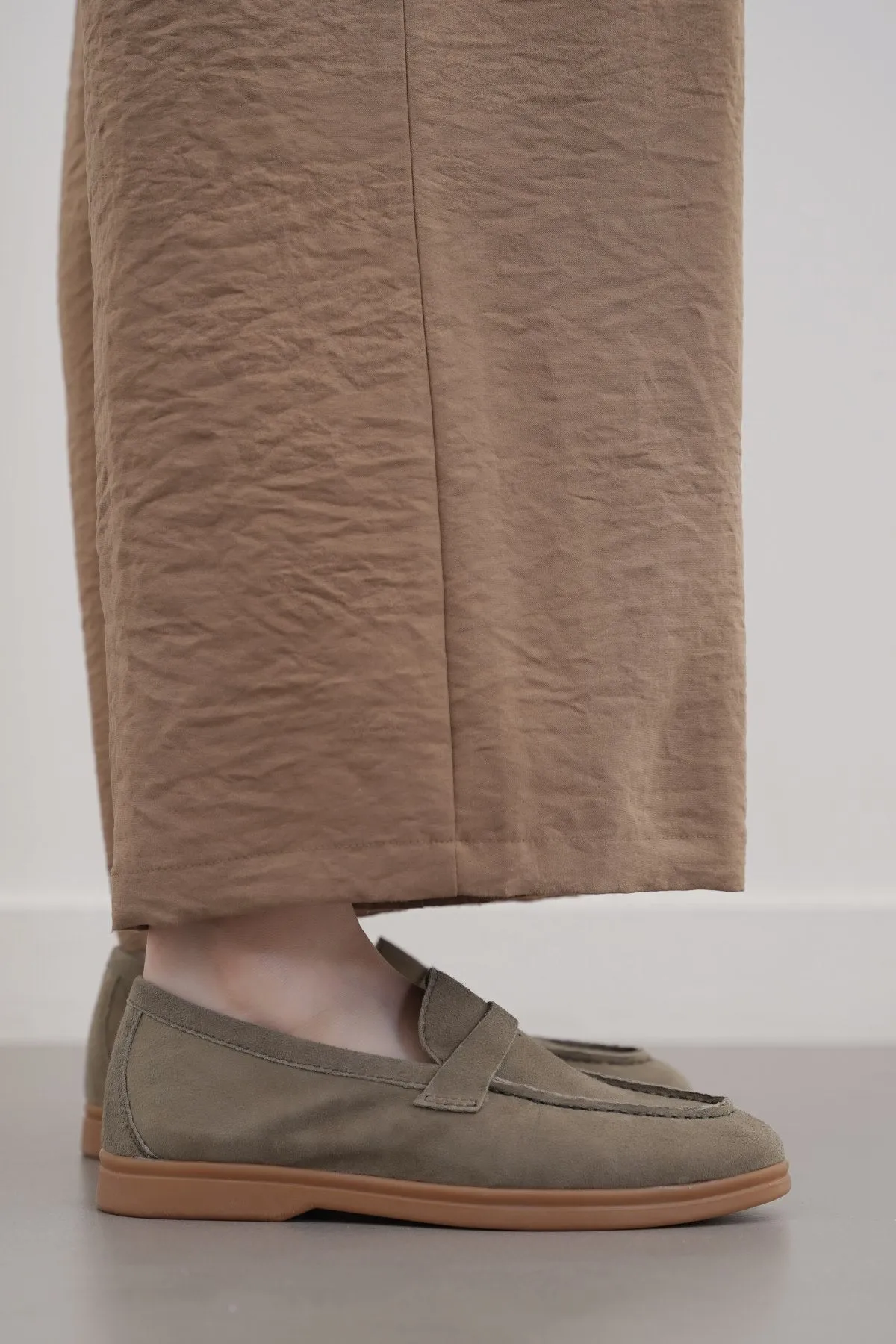 PALM & PEBBLE LEATHER LOAFERS Multi Density Layering elastic - closure