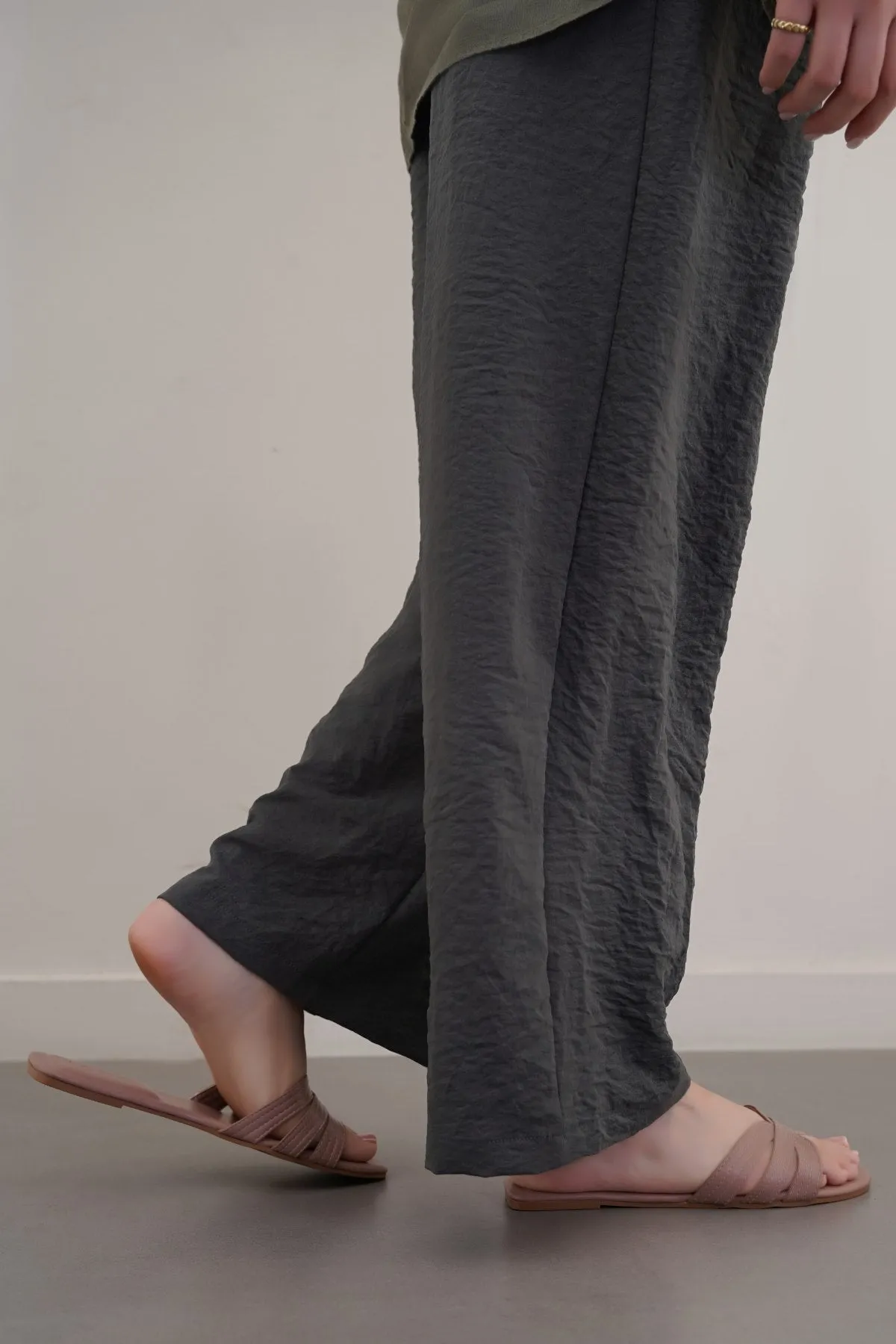 Iconic support STRAPPY STITCH SLIDES