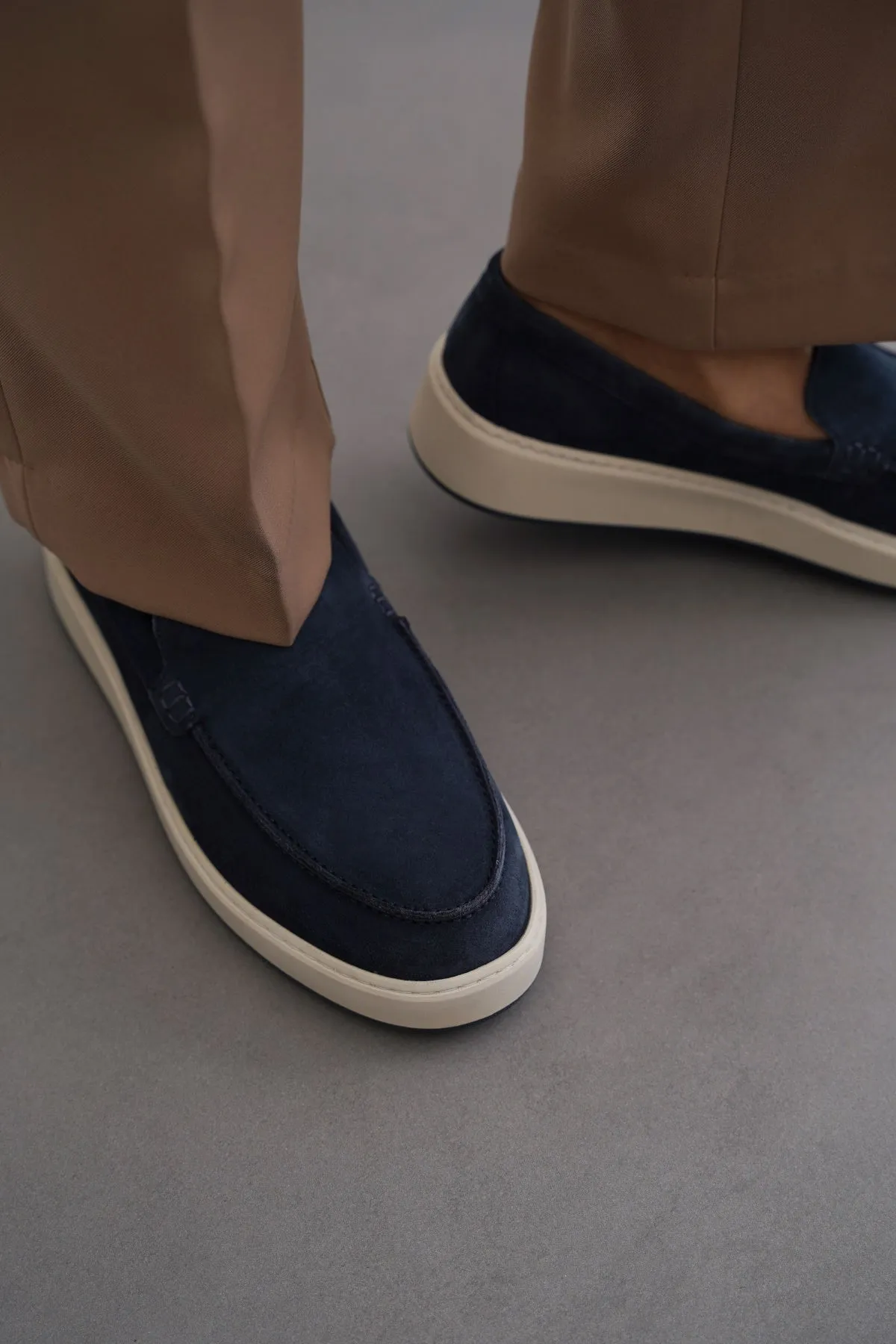 SUEDE LEATHER LOAFERS Effortless Silhouette Sturdy Heel Counter