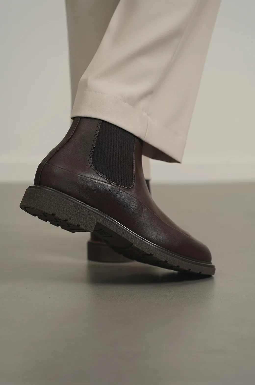 runners - specific benefits pull - tab LEATHER CHELSEA BOOTS