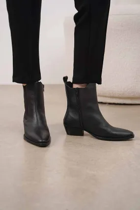 seductive LEATHER COWBOY BOOTS