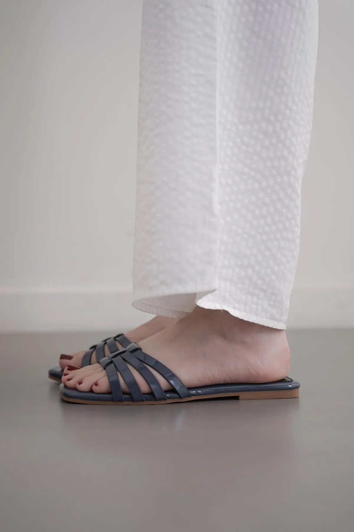 STREET SLIDES Formal Look