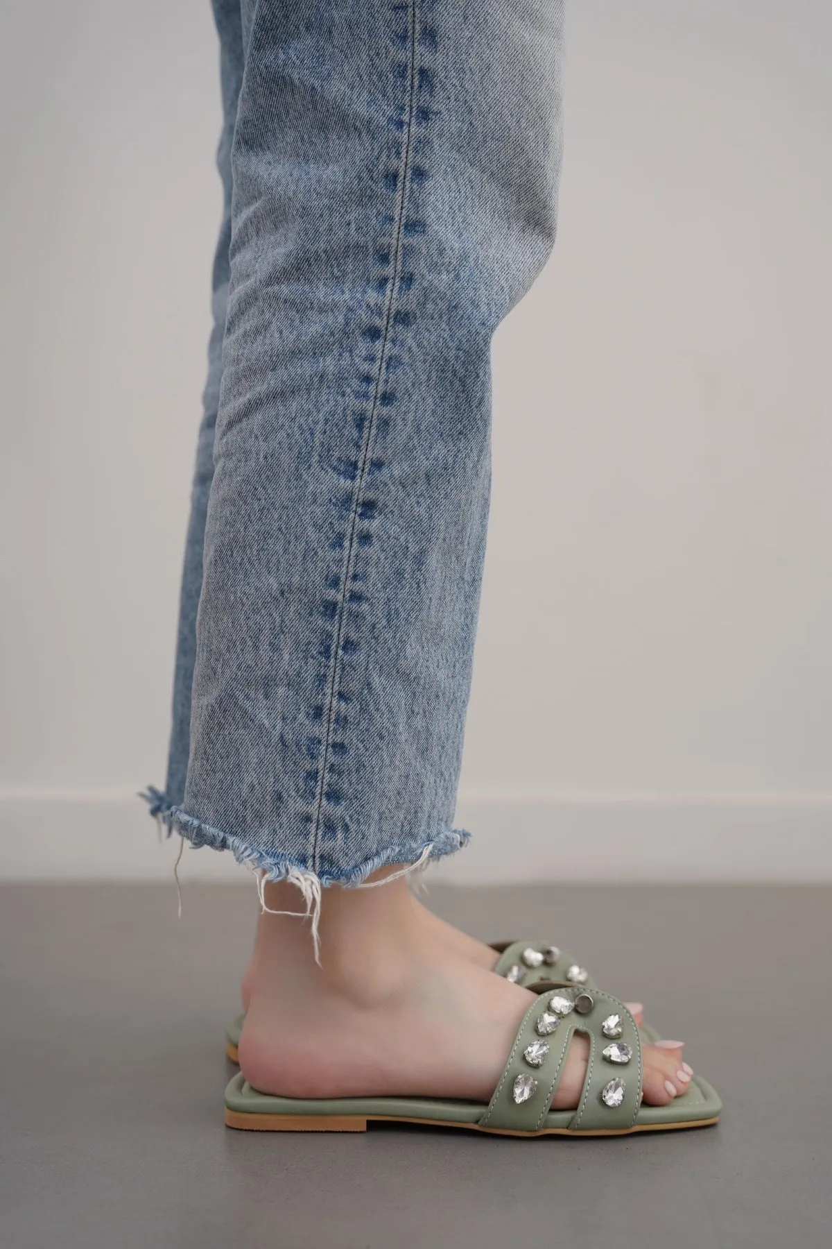 Seamless Interior Lining college STUDDED CRYSTAL SLIDES