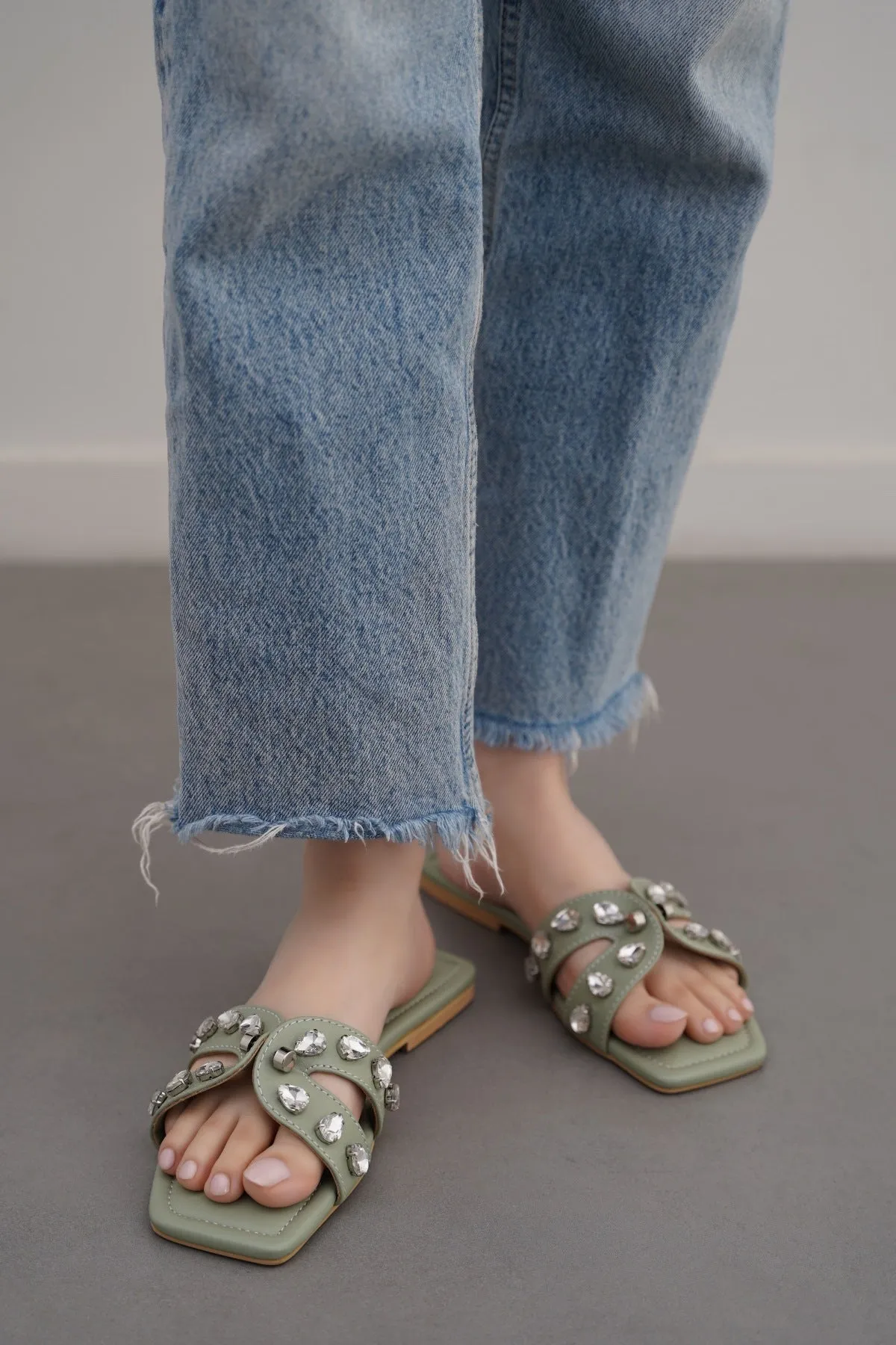 STUDDED CRYSTAL SLIDES Impact Resistant