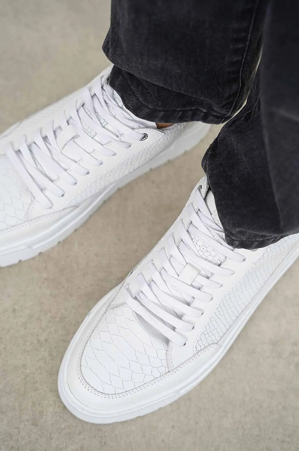 TEXTURED LEATHER SNEAKERS modern user