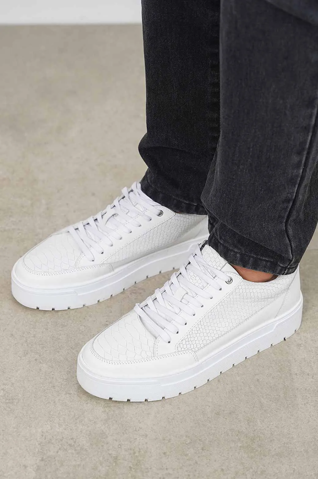 modern - style TEXTURED LEATHER SNEAKERS